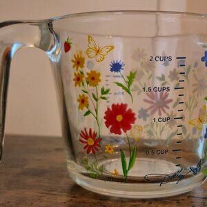 Dolly Parton 2 Cup Measuring Glass, 400ml